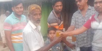 রামপালের পেড়িখালী ইউনিয়নের ৫ নং ওয়ার্ডের তীব্র তাপদাহে খেটে খাওয়া ,নিম্ন আয়ের, মানুষদের শরবত ও ঠান্ডা পানি খাওয়ালেন