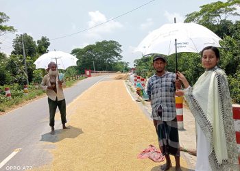 মাদারীপুরের ডাসারে খেটে খাওয়া দিনমজুর মানুষের মাঝে ছাতা,গ্লুকোজ, স্যালাইন ও পানির পট বিতরণ