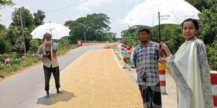 মাদারীপুরের ডাসারে খেটে খাওয়া দিনমজুর মানুষের মাঝে ছাতা,গ্লুকোজ, স্যালাইন ও পানির পট বিতরণ