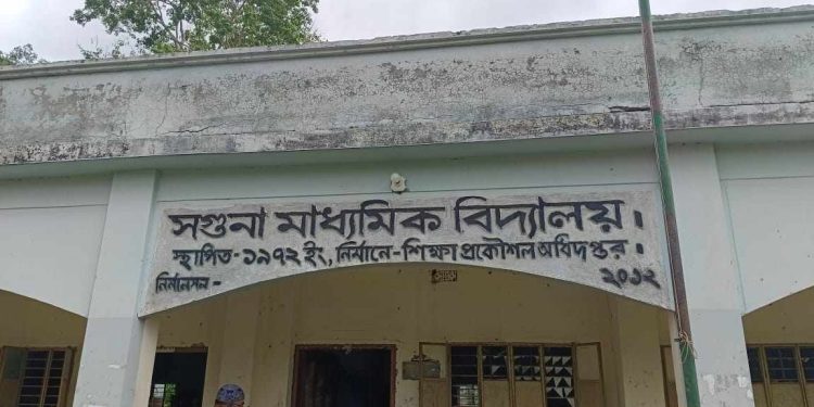 রামপালে সগুনা মাধ্যমিক বিদ্যালয়ের প্রধান শিক্ষক তুহিন বাদশার তুঘলকি কাণ্ড।