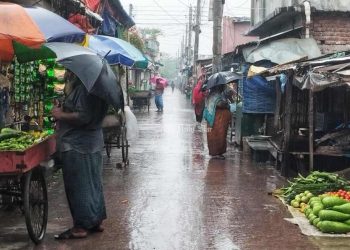 খুলনায় টানা বৃষ্টির মাঝেও ভ্যাপসা গরম !