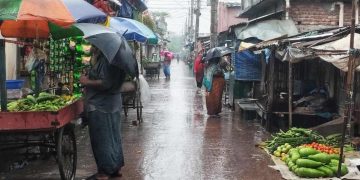 খুলনায় টানা বৃষ্টির মাঝেও ভ্যাপসা গরম !