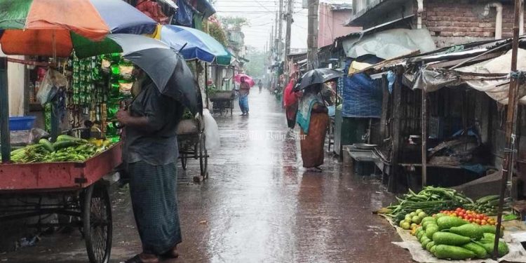 খুলনায় টানা বৃষ্টির মাঝেও ভ্যাপসা গরম !