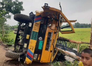 মাদারগঞ্জে কয়লাবাহী ট্রাক উল্টে চালকের মৃত্যু ।