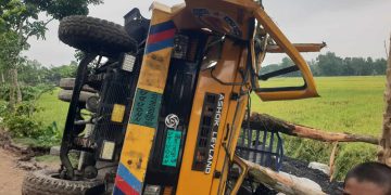 মাদারগঞ্জে কয়লাবাহী ট্রাক উল্টে চালকের মৃত্যু ।