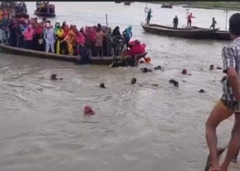 বাগেরহাটের মোংলায় যাত্রীবাহী ট্রলার ডুবি।