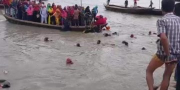 বাগেরহাটের মোংলায় যাত্রীবাহী ট্রলার ডুবি।