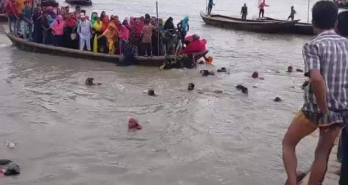 বাগেরহাটের মোংলায় যাত্রীবাহী ট্রলার ডুবি।