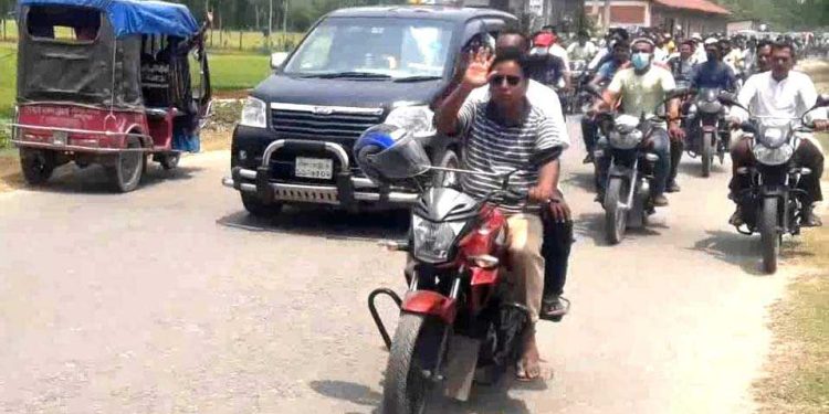 রৌমারীতে নবনির্বাচিত শালু চেয়ারম্যানের আনন্দ শোভাযাত্রা হয়েছে।