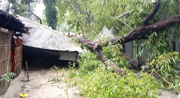 আকস্মিক ঝড়ে রৌমারী উপজেলার কয়েকটি গ্রাম দুই শতাধিক বাড়ীসহ জমির ফসল নষ্ট।