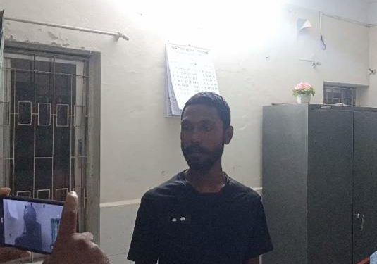 নড়াইল সদর উপজেলায় নির্বাচনী পোষ্টাল ছিড়ে ফেলে মারপিটের অভিযোগ।