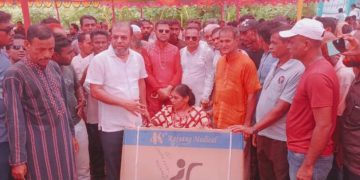 সুবিধা বঞ্চিত মানুষকে আলো দেখালেন লায়ন ড. শেখ ফরিদুল ইসলাম।