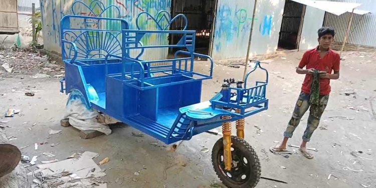 নগরকান্দায় বিভিন্ন স্হানে তৈরী হচ্ছে অনুমোদনহীন ইজিবাইক – মিশুক গাড়ী।