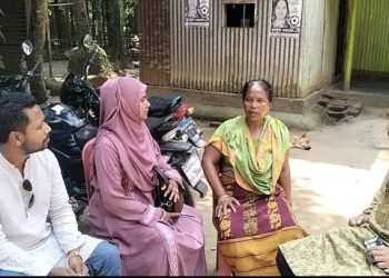 পরাজিত প্রার্থীর বাড়িতে মিষ্টি নিয়ে গেলেন নবনির্বাচিত মহিলা ভাইস চেয়ারম্যান রুনা আক্তার।