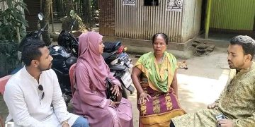 পরাজিত প্রার্থীর বাড়িতে মিষ্টি নিয়ে গেলেন নবনির্বাচিত মহিলা ভাইস চেয়ারম্যান রুনা আক্তার।