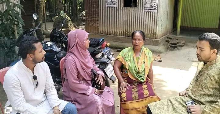 পরাজিত প্রার্থীর বাড়িতে মিষ্টি নিয়ে গেলেন নবনির্বাচিত মহিলা ভাইস চেয়ারম্যান রুনা আক্তার।