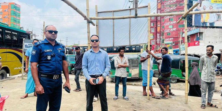 ভালুকায় পোস্টার ও ব্যানার অপসারণে মাঠে প্রশাসন।