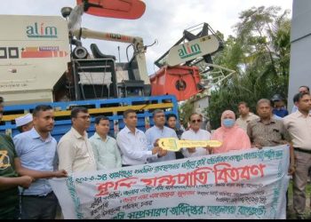 মোরেলগঞ্জে কৃষকদের মাঝে কম্বাইন হারভেস্টার মেশিন বিতরণ করলেন এমপি বদিউজ্জামান সোহাগ।