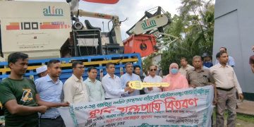 মোরেলগঞ্জে কৃষকদের মাঝে কম্বাইন হারভেস্টার মেশিন বিতরণ করলেন এমপি বদিউজ্জামান সোহাগ।