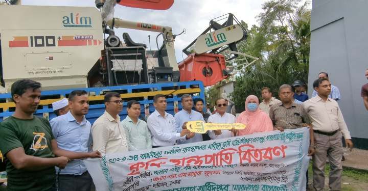 মোরেলগঞ্জে কৃষকদের মাঝে কম্বাইন হারভেস্টার মেশিন বিতরণ করলেন এমপি বদিউজ্জামান সোহাগ।