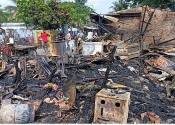 মোরেলগঞ্জে ভয়াবহ অগ্নিকাণ্ডে ১২টি দোকান পুড়ে ছাই, কোটি টাকার ক্ষতি ব্যবসায়ীদের।