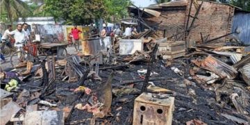 মোরেলগঞ্জে ভয়াবহ অগ্নিকাণ্ডে ১২টি দোকান পুড়ে ছাই, কোটি টাকার ক্ষতি ব্যবসায়ীদের।