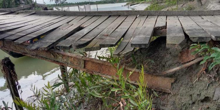 বাগেরহাট মোরেলগঞ্জে জীবনের ঝুৃঁকি নিয়ে ভাঙা কাঠের পুল দিয়ে পার হচ্ছে ।