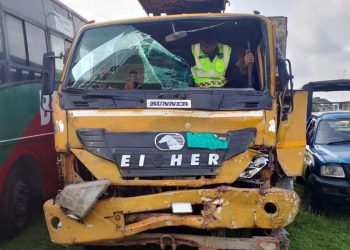 ফকিরহাটে পিকআপ ভ্যানে ট্রাকের ধাক্কা, আম ব্যবসায়ী নিহত ১-