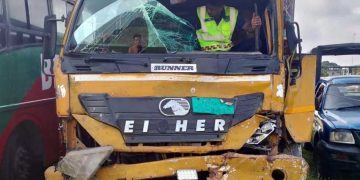 ফকিরহাটে পিকআপ ভ্যানে ট্রাকের ধাক্কা, আম ব্যবসায়ী নিহত ১-