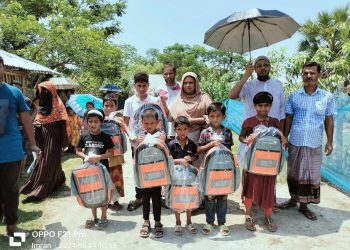 ওয়ার্ল্ড ভিশন বাংলাদেশ রামপাল এরিয়া প্রোগ্রাম অফিসের সহায়তায় হতদরিদ্র শিশুদের মাঝে স্কুল ব্যাগ বিতরণ।
