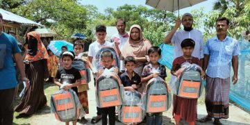 ওয়ার্ল্ড ভিশন বাংলাদেশ রামপাল এরিয়া প্রোগ্রাম অফিসের সহায়তায় হতদরিদ্র শিশুদের মাঝে স্কুল ব্যাগ বিতরণ।