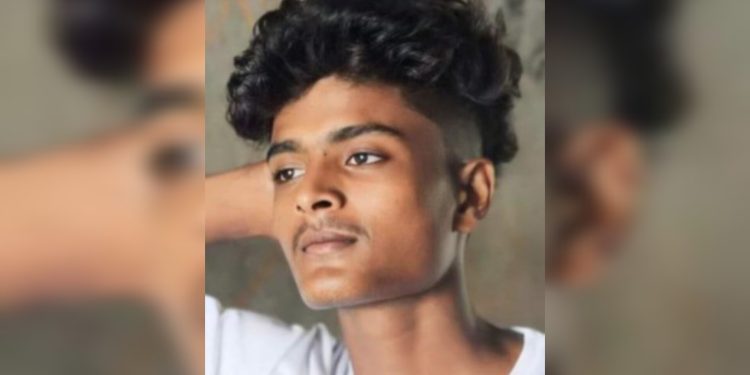 রামপালে পেট্রল পাম্পে টাকার বদলে কিশোরী প্রেমিকাকে জিম্মা রেখে পালালো প্রোমিক যুবক।