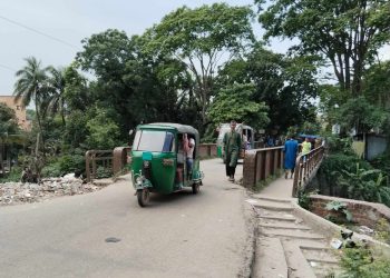 করটিয়ায় পাকিস্তান আমলের তৈরী লোহার ব্রিজটি যেন মরণ ফাঁদ।