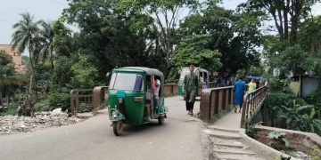 করটিয়ায় পাকিস্তান আমলের তৈরী লোহার ব্রিজটি যেন মরণ ফাঁদ।