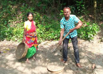 নিজ হাতে রাস্তা মেরামত করলেন ইউপি সদস্য।