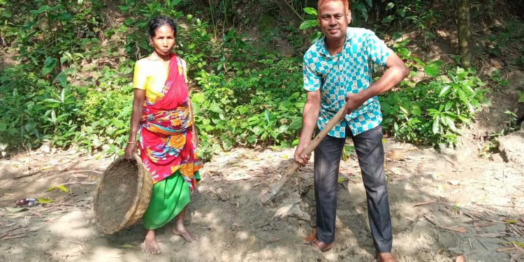 নিজ হাতে রাস্তা মেরামত করলেন ইউপি সদস্য।