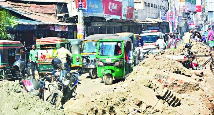 খুলনায় সড়ক মেরামতের নামে জন ভোগান্তি চরমে!