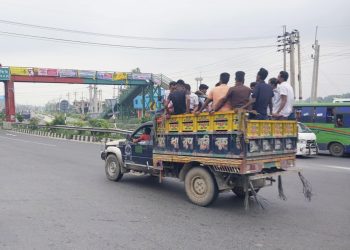 উত্তর বঙ্গের পথে ঝুঁকি নিয়ে ফিরছে ঘরমুখী মানুষজন।