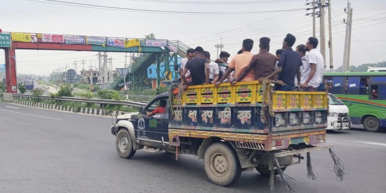 উত্তর বঙ্গের পথে ঝুঁকি নিয়ে ফিরছে ঘরমুখী মানুষজন।