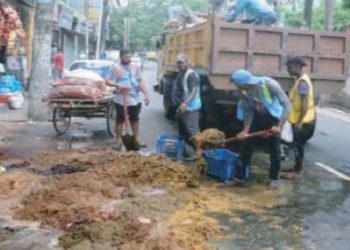 খুলনা নগর ভবন থেকে ৮ ঘন্টার মধ্যে কোরবানির পশুর বর্জ্য অপসারণ করতে ৮৫০ জন পরিচ্ছন্ন কর্মী প্রস্তুুত রেখেছে! 