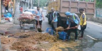 খুলনা নগর ভবন থেকে ৮ ঘন্টার মধ্যে কোরবানির পশুর বর্জ্য অপসারণ করতে ৮৫০ জন পরিচ্ছন্ন কর্মী প্রস্তুুত রেখেছে! 