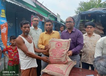 মাধবপুরে শিবপুর আশ্রয়ন প্রকল্পে শুকনো খাবার বিতরন ।