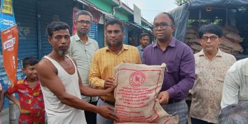 মাধবপুরে শিবপুর আশ্রয়ন প্রকল্পে শুকনো খাবার বিতরন ।