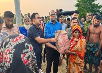 মাধবপুরে হরিশ্যামা আশ্রয়ন প্রকল্পে খাবার বিতরন করলেন ইউএনও।