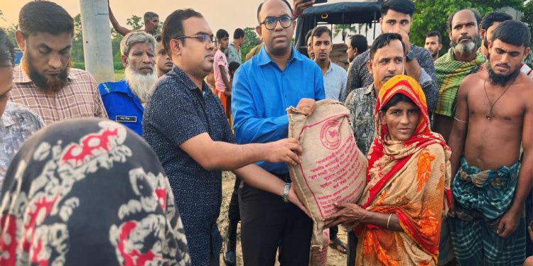 মাধবপুরে হরিশ্যামা আশ্রয়ন প্রকল্পে খাবার বিতরন করলেন ইউএনও।