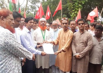 তেঁতুলিয়ায় ৩০% কোটা বহালের দাবীতে বিক্ষোভ সমাবেশ স্মারকলিপি প্রদান।