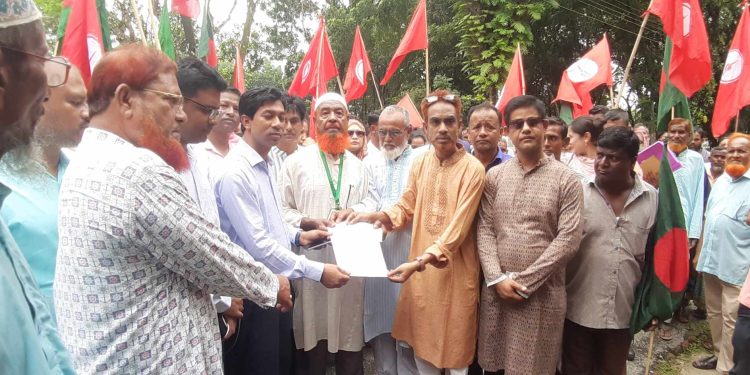 তেঁতুলিয়ায় ৩০% কোটা বহালের দাবীতে বিক্ষোভ সমাবেশ স্মারকলিপি প্রদান।