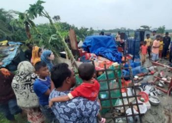 উপকূলীয় মানুষদের ক্ষত শুকাতে না শুকাতে আবারো টর্নেডোর কবলে ক্ষতিগ্রস্ত ! 