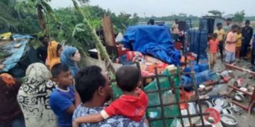 উপকূলীয় মানুষদের ক্ষত শুকাতে না শুকাতে আবারো টর্নেডোর কবলে ক্ষতিগ্রস্ত ! 