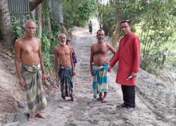 অবহেলিত রাস্তা সংস্কার করলেন ইউপি সদস্য শাহীনুর।